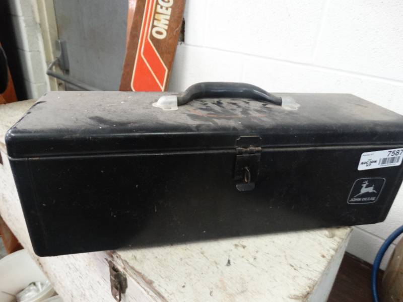 lot 7587 image: Small metal John deere toolbox.