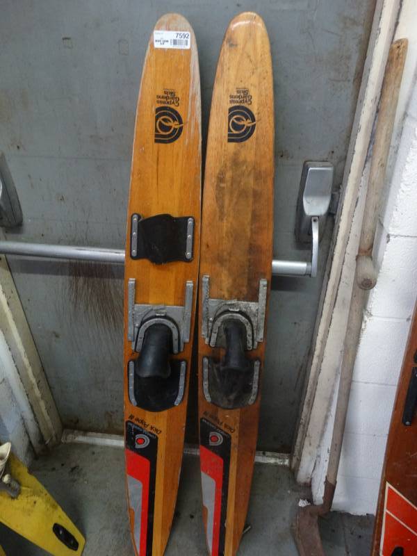lot 7592 image: Set of skis.