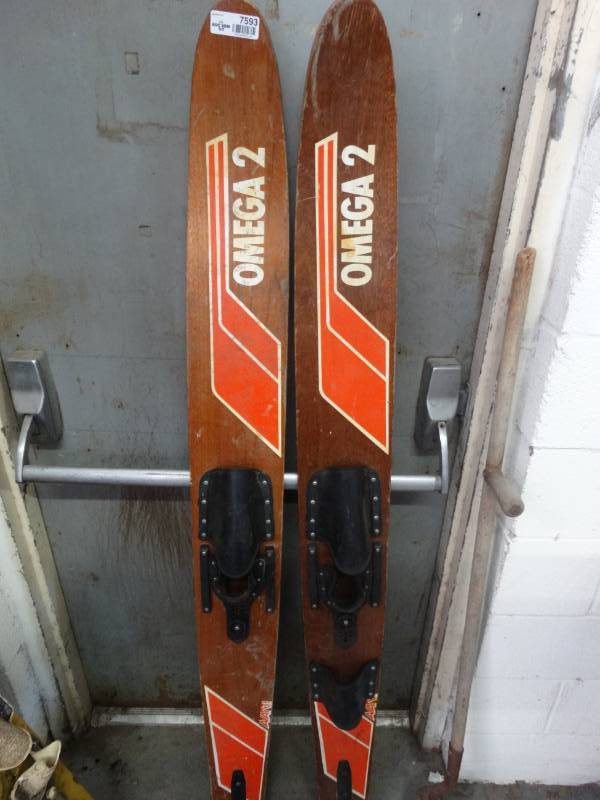 lot 7593 image: Set of skis.