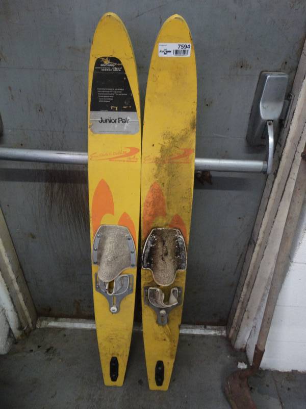 lot 7594 image: Set of skis.