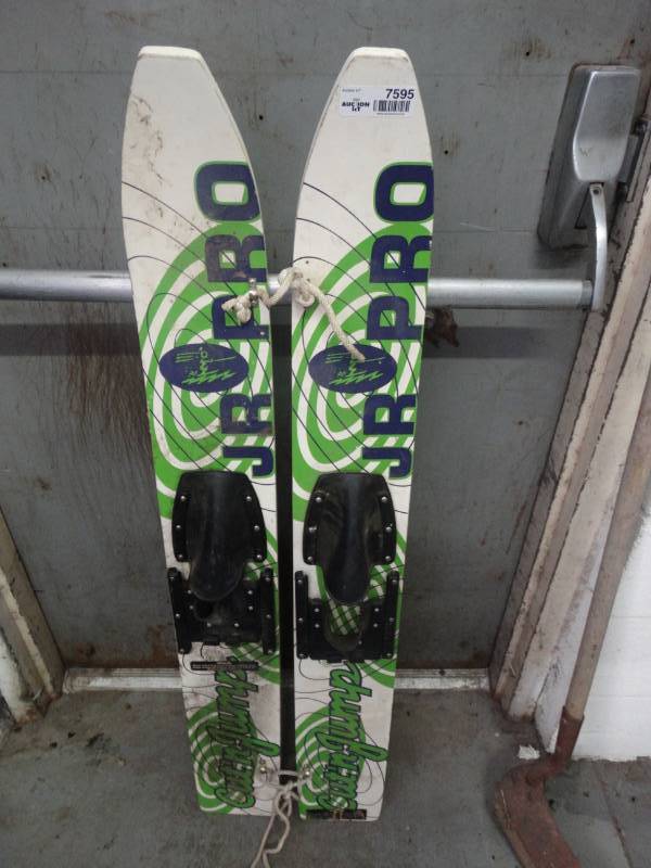 lot 7595 image: Set of skis.