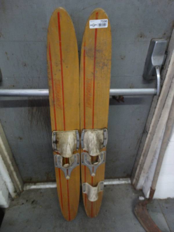lot 7596 image: Set of skis.