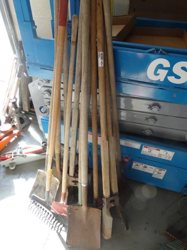 lot 7604 image: Large lot of long handle yard tools.