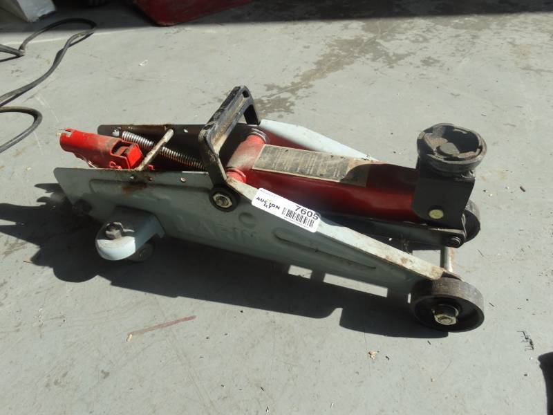 lot 7605 image: Floor jack wno handle.