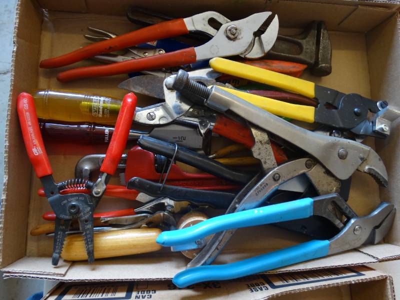 lot 7620 image: Large lot of pliers.