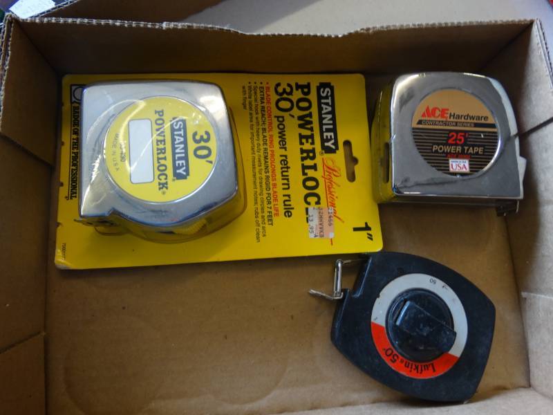 lot 7621 image: 3 Measuring tapes.
