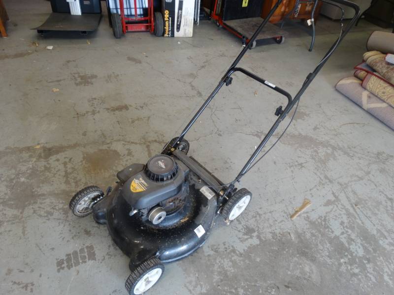 lot 7627 image: Yardmachines 21 push mower.