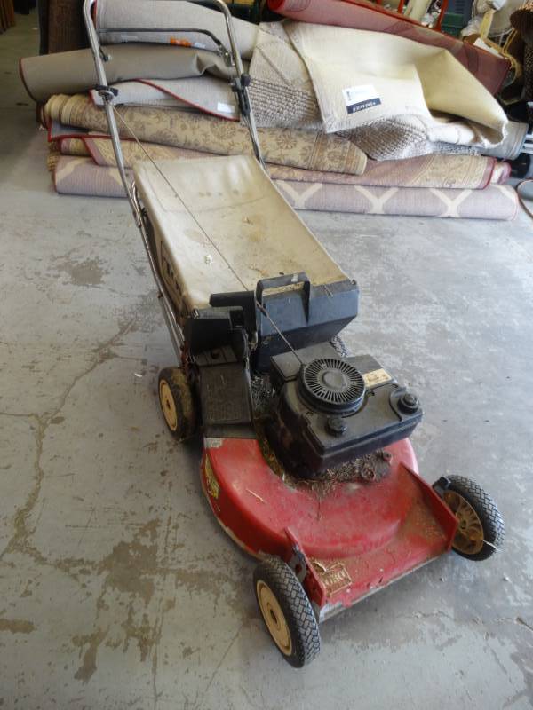 lot 7628 image: Toro push mower.