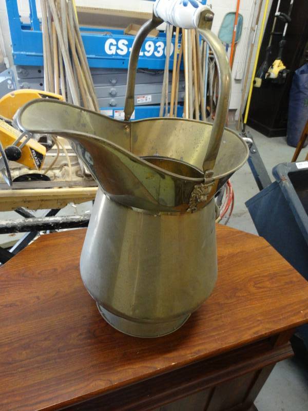 lot 7630 image: Large decor pitcher.
