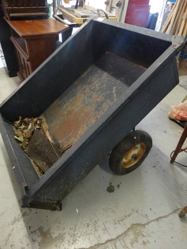 lot 7637 image: Yard cart.