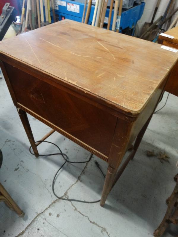 lot 7639 image: Empty sewing stand.