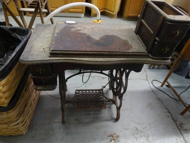 lot 7641 image: Empty sewing stand.