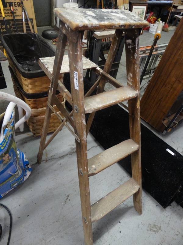 lot 7644 image: 4 Wooden ladder.