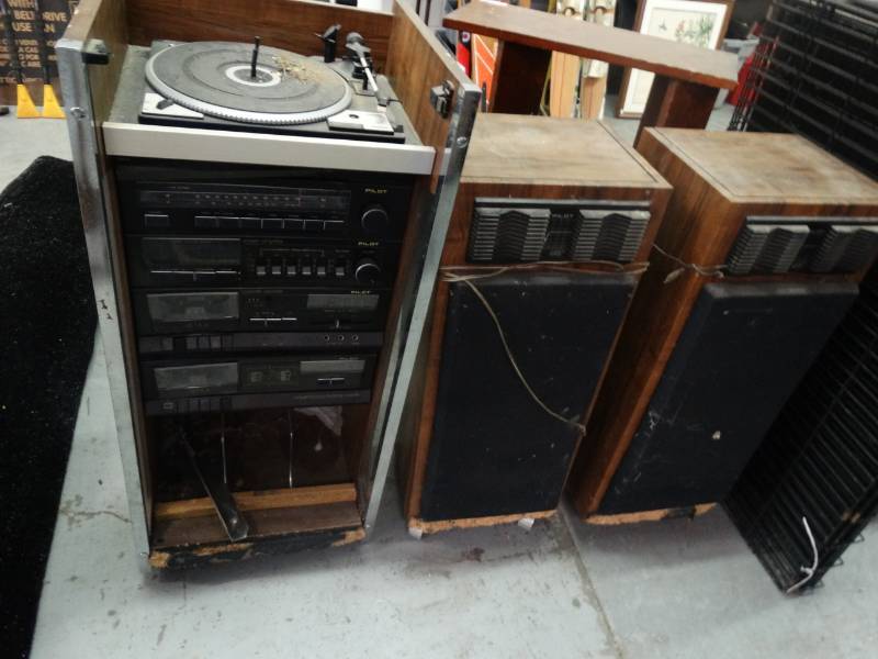 lot 7647 image: Pilot eqiupment & speakers.