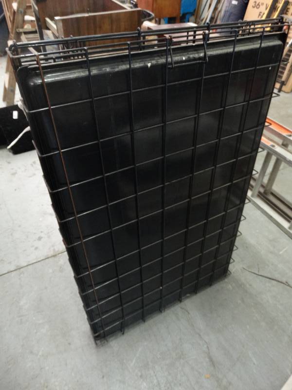 lot 7651 image: Large dog kennel.