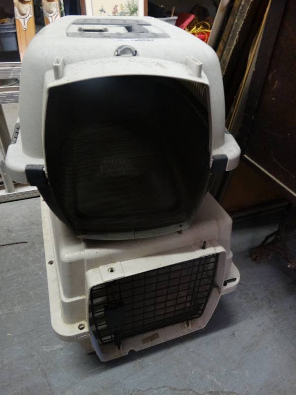 lot 7652 image: 2 Pet cages 1 missing door.