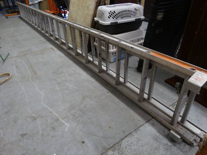 lot 7653 image: 40 extension ladder.