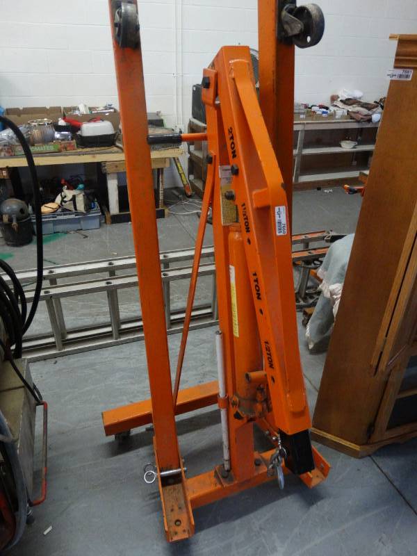 lot 7660 image: 2 Ton engine hoist.