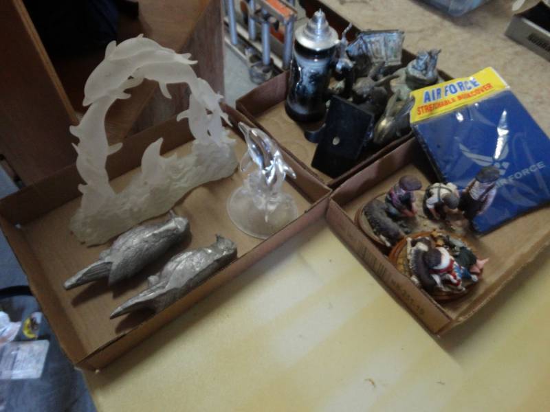 lot 7665 image: Large lot of home decor.