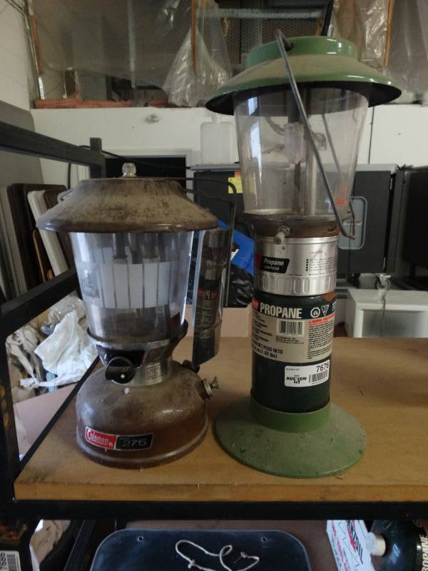 lot 7676 image: 2 Coleman lanterns.