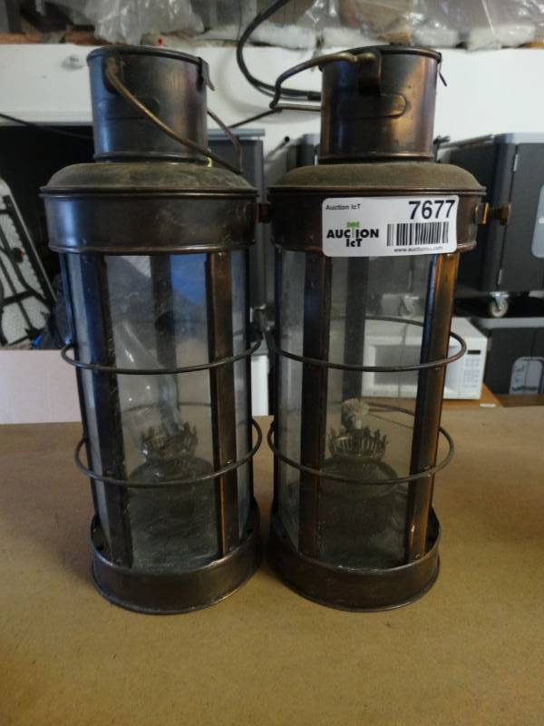 lot 7677 image: 2 Outdoor lanterns.