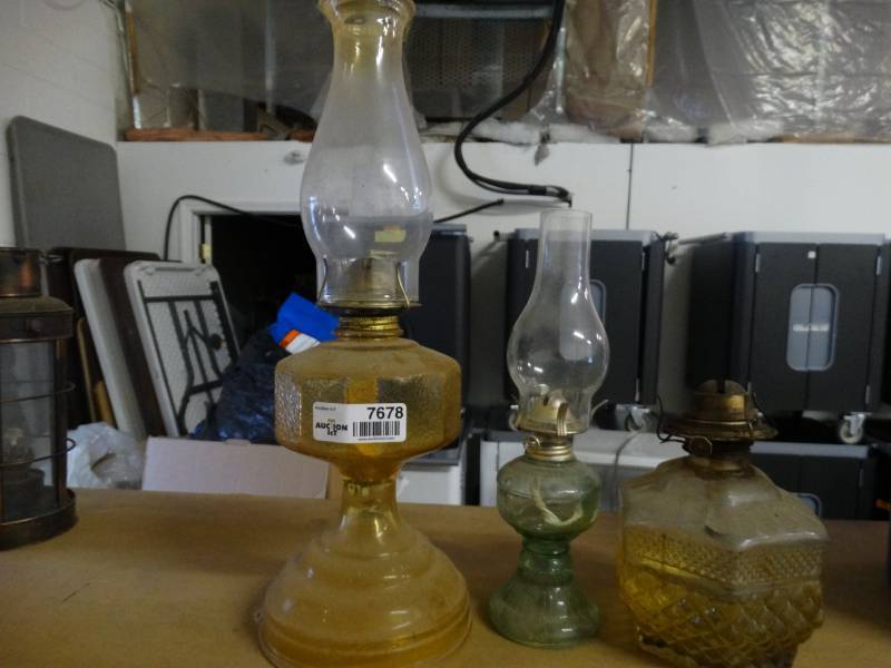 lot 7678 image: 3 Oil lamps.