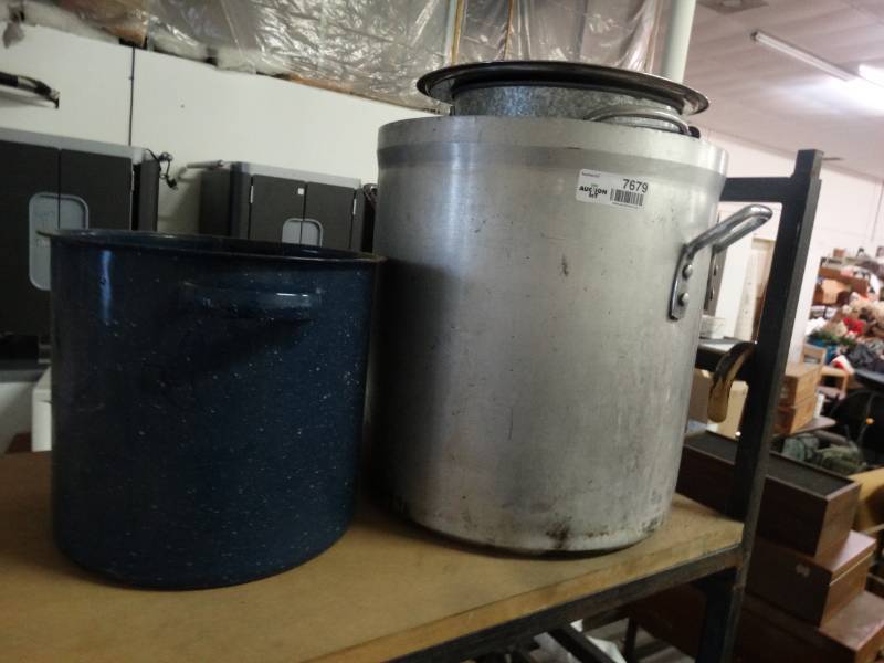 lot 7679 image: Lot of stock pots.