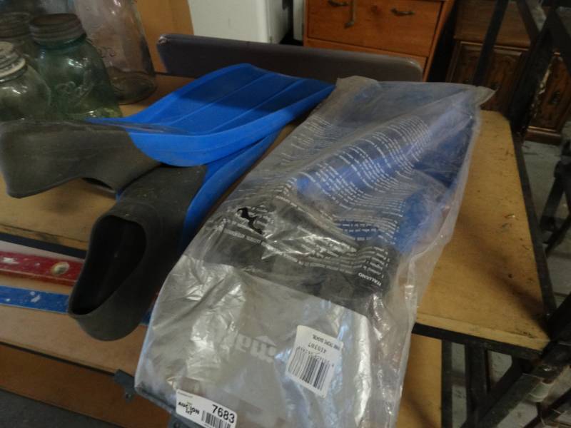 lot 7683 image: 2 Pairs of diving fins.