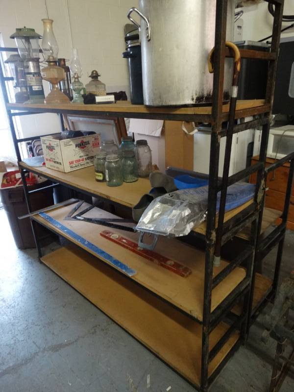 lot 7686 image: Metal shelf w6 shelves.