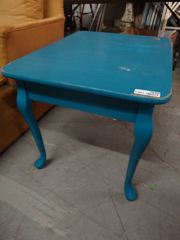 lot 7689 image: Small coffee table.
