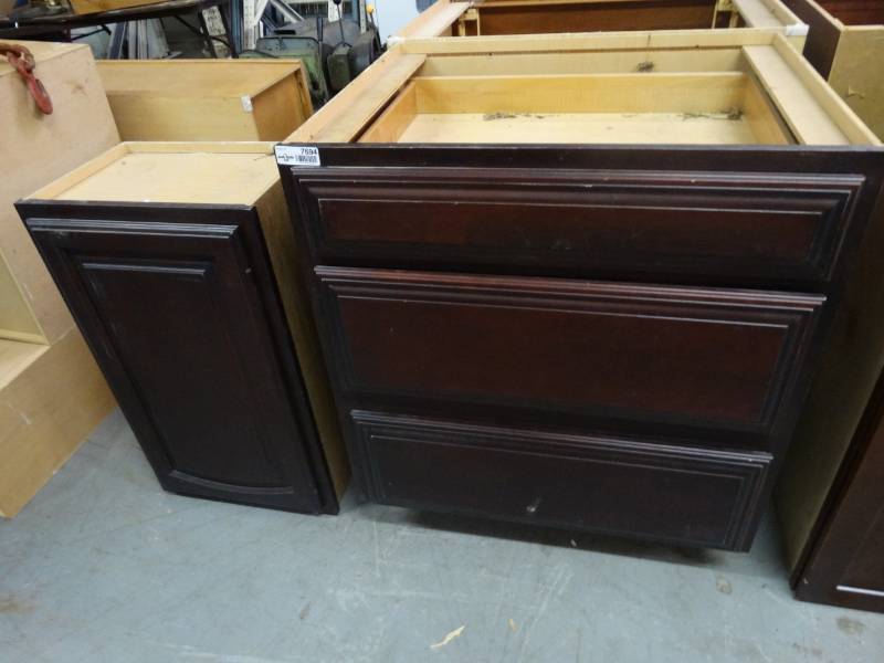 lot 7694 image: 2 Kitchen cabinets.