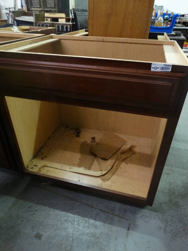 lot 7695 image: Bathroom cabinet.