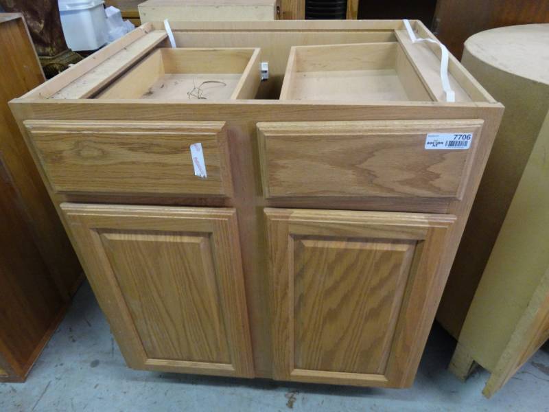 lot 7706 image: Kitchen base & wall cabinet