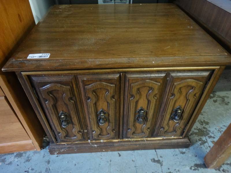 lot 7723 image: End table w 2 doors