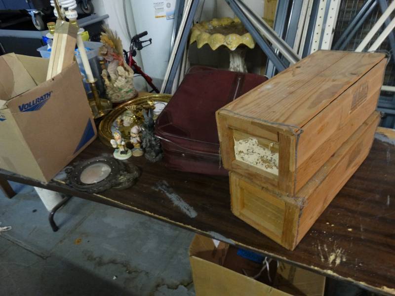 lot 7726 image: Lot of various items on table