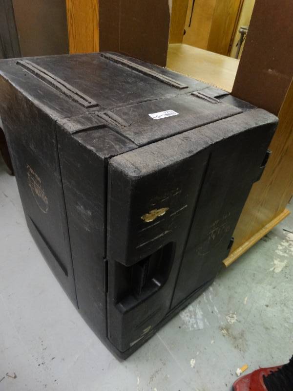 lot 7734 image: Rubbermaid insulated catering food holder