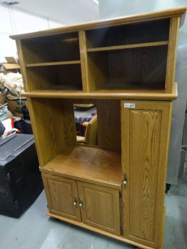 lot 7735 image: Media center on wheels