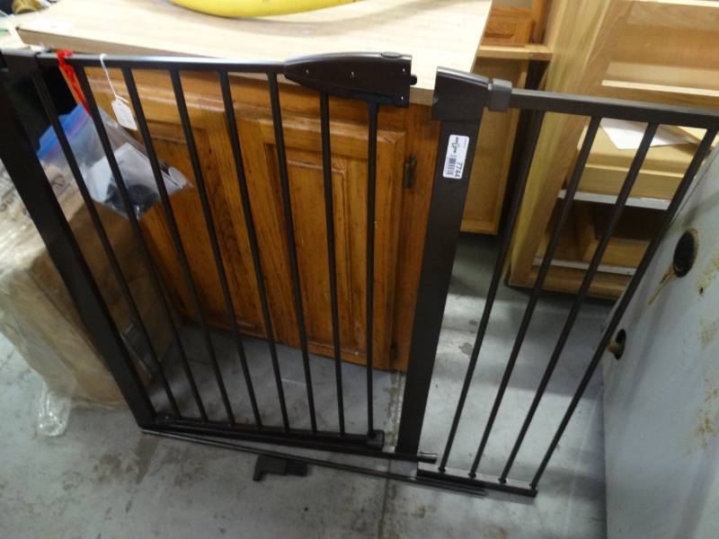 lot 7744 image: Baby gate.