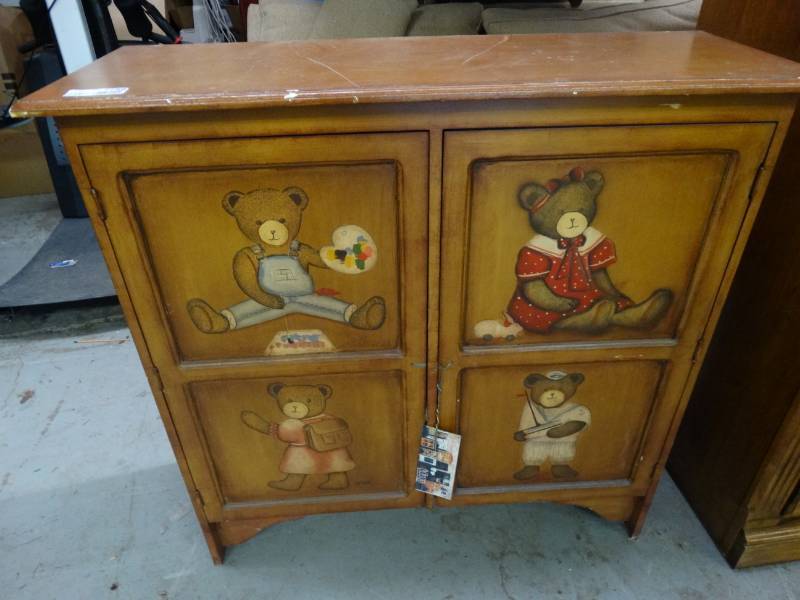 lot 7756 image: 2 Door wood cabinet.