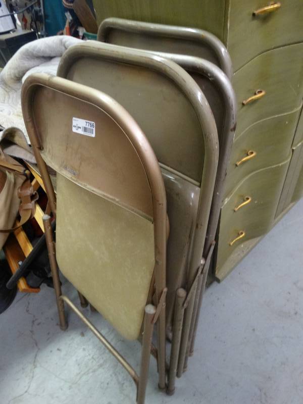 lot 7766 image: 5 Metal folding chairs.