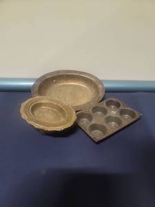 lot 26 image: Decorative Brass Pedestal Dish with Muffin Pan