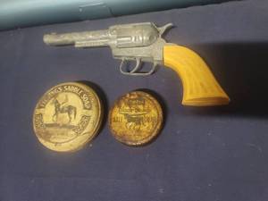 lot 30 image: Western Collectibles Set - Toy Cap Gun and Advertising Tins