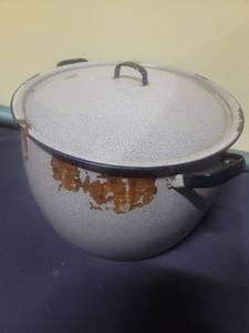 lot 33 image: Large Enamel Cooking Pot with Lid
