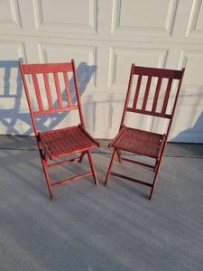 lot 41 image: Vintage Red Wooden Folding Chairs - Set of 2