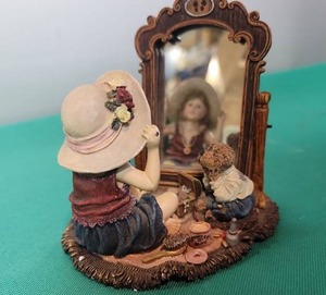 lot 53 image: Decorative Lady with Mirror Figurine