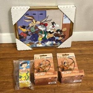 lot 96 image: Schleich Wild West Figurine Set with Looney Tunes Picture