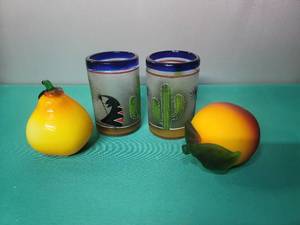 lot 142 image: Mexican Art Shot Glass Set with glass Fruit Decor