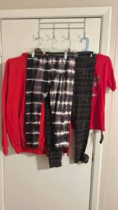 lot 208 image: Lounge Clothing Lot - Leggings, Sweatshirt & T-shirt