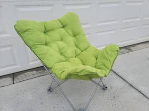 lot 8 image: Lime Green Folding Butterfly Chair with Carrying Bag