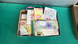 lot 165 image: Mixed Floral Greeting Cards Collection